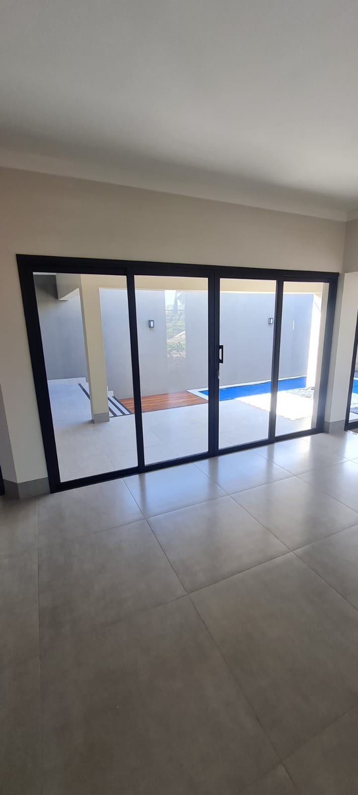 Porta ou fachada de vidro instalada